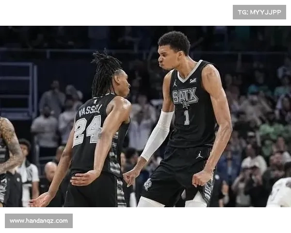 马刺队关键时刻打出高效进攻 马刺队关键时刻打出高效进攻